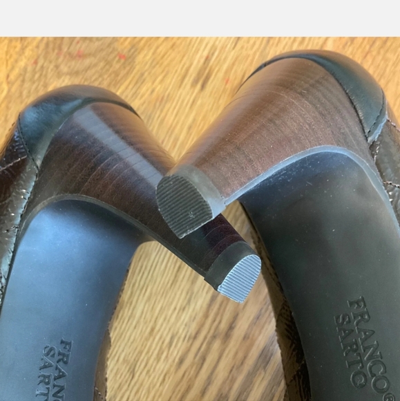 Franco Sarto Brown/black patent Leather Pump. - Picture 6 of 12